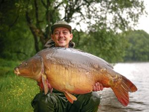 Karpervissen in Frankrijk voeren zomer
